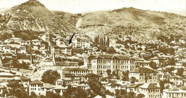 “Gjirokastra, vendlindja Enver Hoxhës dhe Kadaresë, në muzg bëhej i rrezikshëm, rrugët pa ndriçim…”/ Reportazhi i gazetares amerikane, në ’89-ën