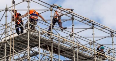 Bie nga lartësia, punëtori në koma/ Sarandë, në gjendje të rëndë transportohet në Tiranë