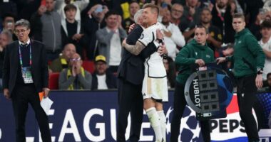FOTO/ “Përqafimi i lamtumirës”, Toni Kross e mbyll me triumf në mitikun “Wembley”