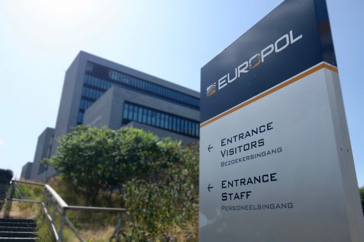 Europol: 219 persona të arrestuar për trafikim njerëzor, më shumë se 1300 viktima