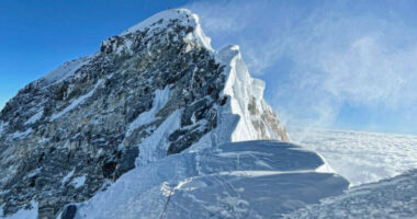 Ushtria nepaleze mblodhi në majat e Everestit 11 tonë mbeturina, nxori katër kufoma dhe një skelet