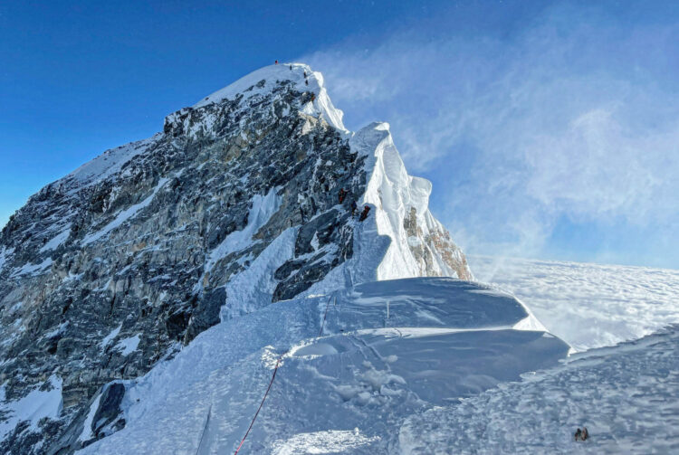 Ushtria nepaleze mblodhi në majat e Everestit 11 tonë mbeturina, nxori katër kufoma dhe një skelet