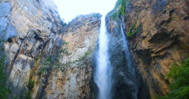 VIDEO/ Uji nga ujëvara më e lartë në Kinë del nga një tub, zbulim aksidental nga turistët