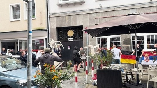 VIDEO/ Trazira në Gelsenkirchen, tifozët serbë dhe anglezë përplasen para ndeshjes së Euro 2024