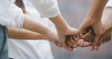 Hulumtimi: Njerëzit që bëjnë akte vullnetarie janë më të kënaqur me cilësinë e jetës së tyre