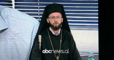 “Kisha Ortodokse shqiptare, e lidhur me shtetin grek”, At Nikolla Xhufka: Para pak ditësh një gjeneral grek dekoroi në katedralen e Tiranës…