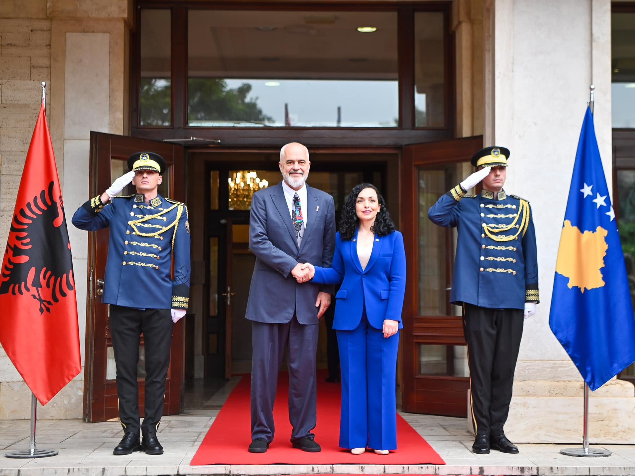 Rama mbërrin në Kosovë, pritet nga presidentja Vjosa Osmani