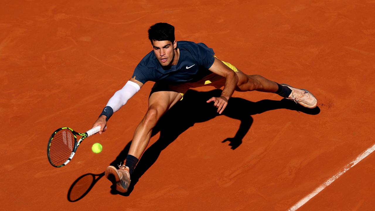 Tenis/ Alcaras me “një dorë” te trofeu, talenti spanjoll mposht “rivalin e përjetshëm” dhe siguron finalen e Roland Garros