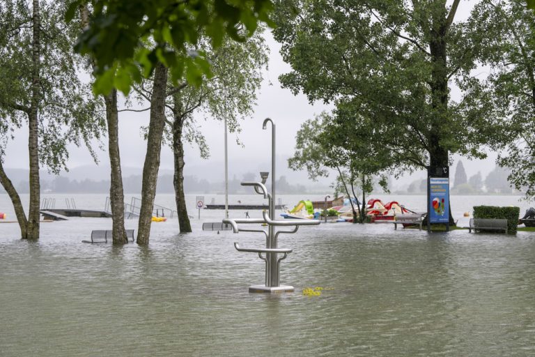 Zvicër, autoritetet paralajmërojnë stuhi të forta