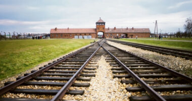 Pezullohen nga mësimi nxënësit gjermanë, shkëmbyen përshëndetje naziste gjatë vizitës në Aushvic