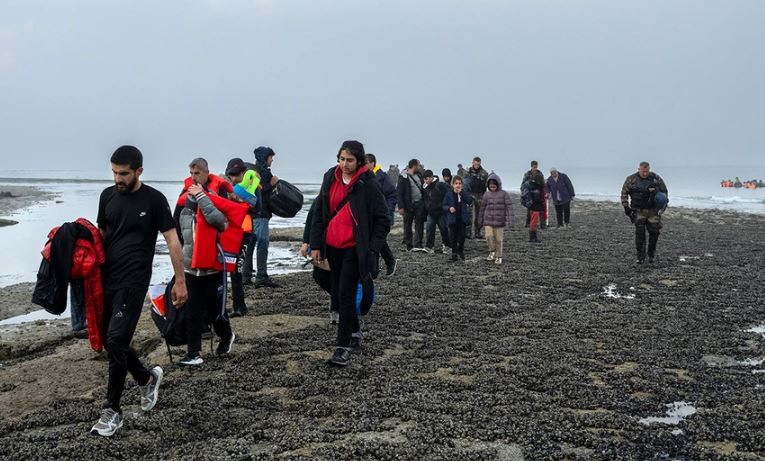 Rekord emigrantësh në Britani, rreth 900 kalojnë Kanalin Anglez në vetëm një ditë