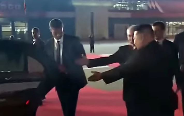VIDEO/ Vizita në Korenë e Veriut, Putin dhe Kim Jong Un “grinden” se kush hyn i pari në limuzinë