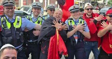 FOTO/ Atmosferë e zjarrtë! Policët gjermanë festojnë me tifozët shqiptarë në Dortmund