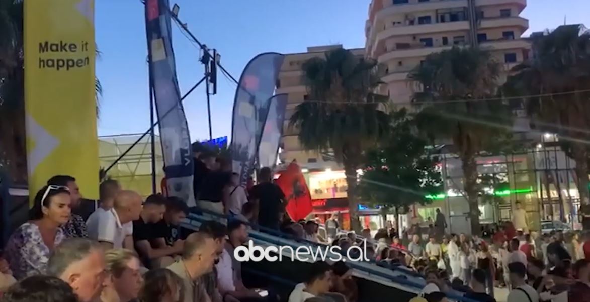 VIDEO/ Atmosferë festive, tifozët mbushin sheshet në Shqipëri. Vlora ‘bashkon’ italianët dhe shqiptarët