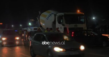 Aksident në autostradën Tiranë-Durrës/ Betonierja merr para disa makina, një i lënduar