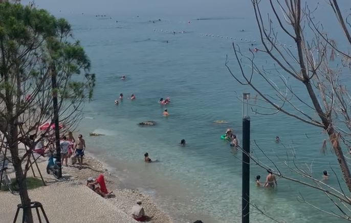 I nxehti mbush plazhet, qytetarët zhvendosen në Durrës e Vlorë