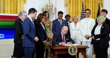 Biden fal veteranët amerikanë të dënuar për homoseksualizëm