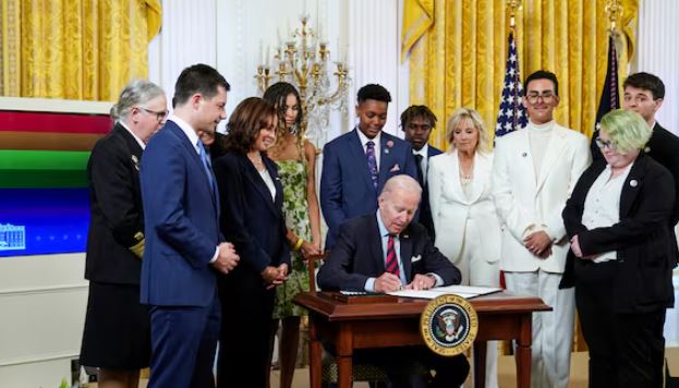 Biden fal veteranët amerikanë të dënuar për homoseksualizëm