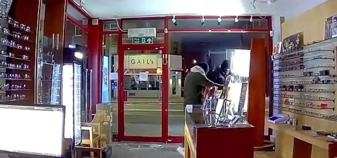 VIDEO/ Thyen xhamat dhe ‘zbrazën’ dyqanin e syzeve, kapen mat dy grabitës në Britani të Madhe