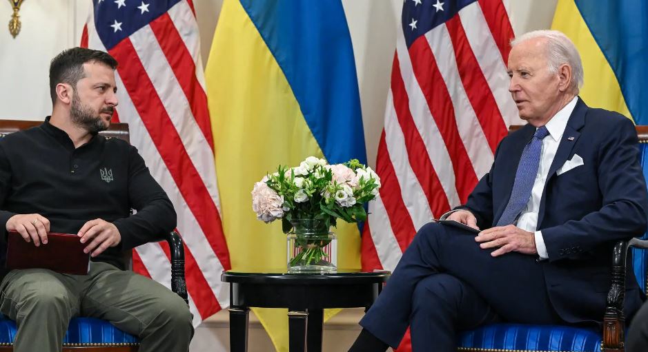 Biden i kërkon falje Zelenskyt për vonesën në miratimin e ndihmës