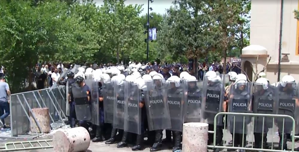 Tensione para bashkisë, mbështetësit e Berishës tentojnë të ndezin goma
