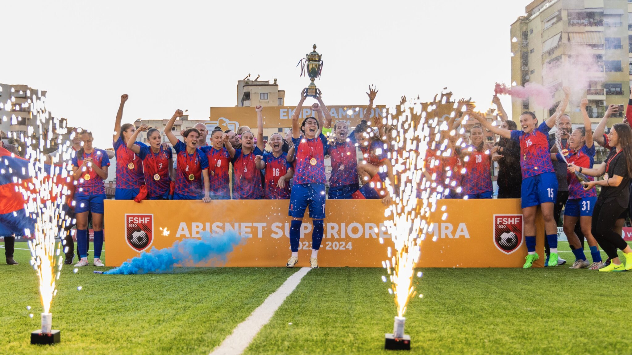 Futbolli i vajzave/ Presidenti i FIFA-s uron Vllazninë për titullin kampion