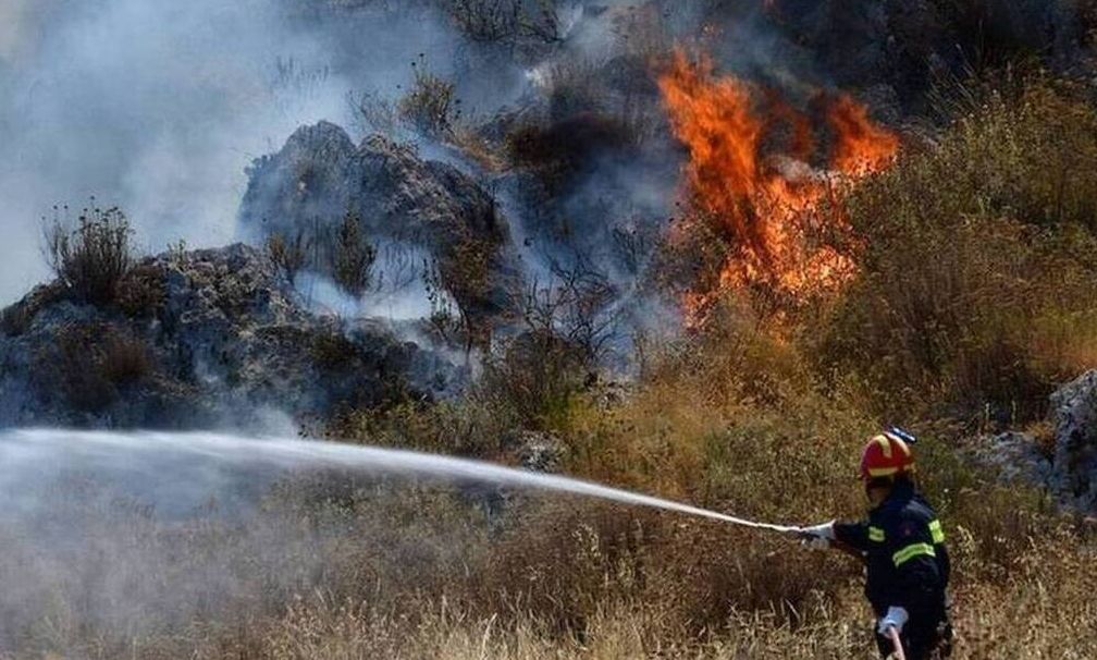 Greqi/ Zjarri përhapet pranë aeroportit në Milos, zjarrfikësit ndërhyjnë për të shuar flakët