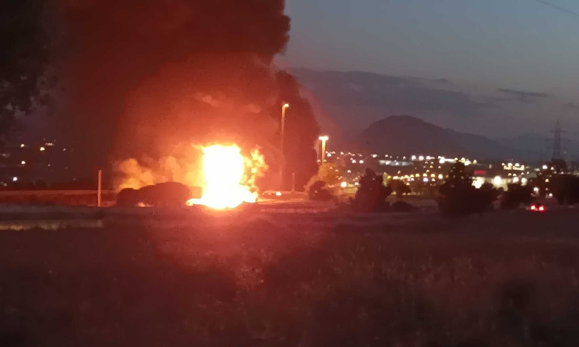 Greqi/ Përmbyset cisterna dhe shpërthen në flakë, probleme edhe me qarkullimin e automjeteve