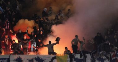 Parullë për Srebrenicën në stadium, ultrasit serbë shpalosin banderolën në Suedi-Serbi