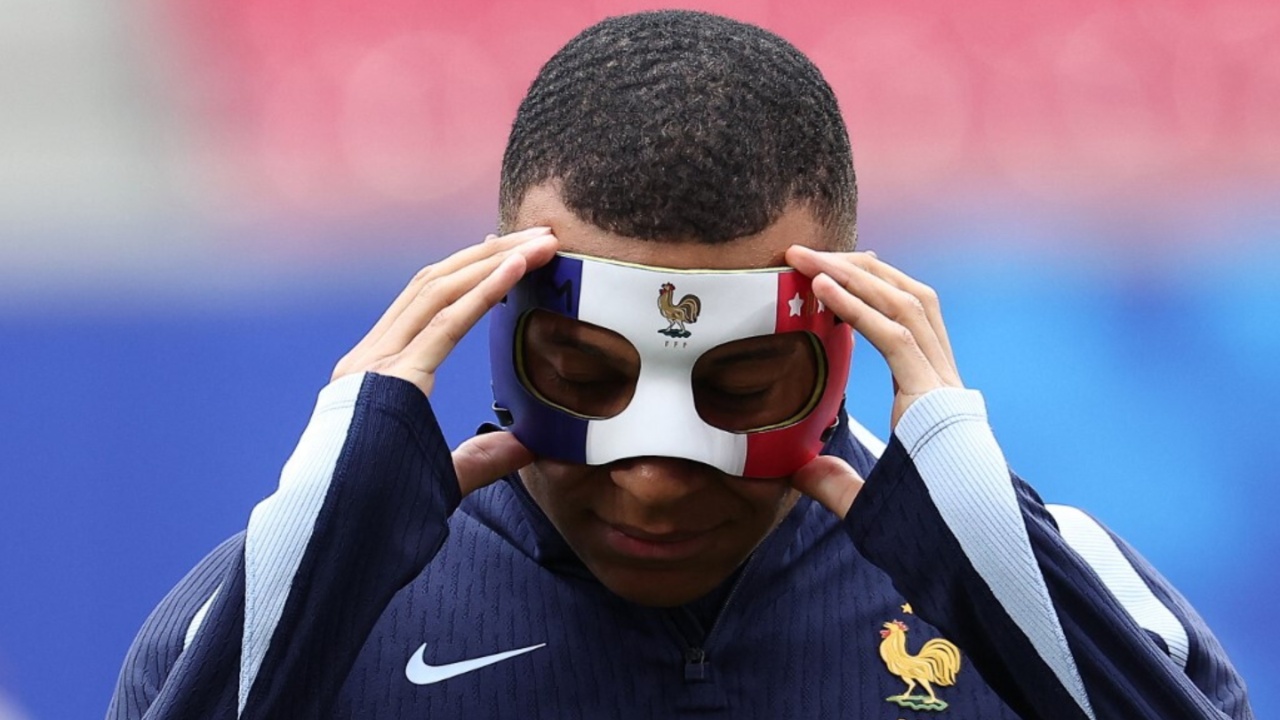 Mbappe “zgjedh” maskën, “ylli” i “Gjelave” lë gjithçka të hapur për sfidën ndaj Holandës