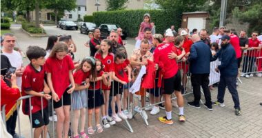 FOTO/ Lojtarët takojnë tifozët para nisjes për në Dyseldorf