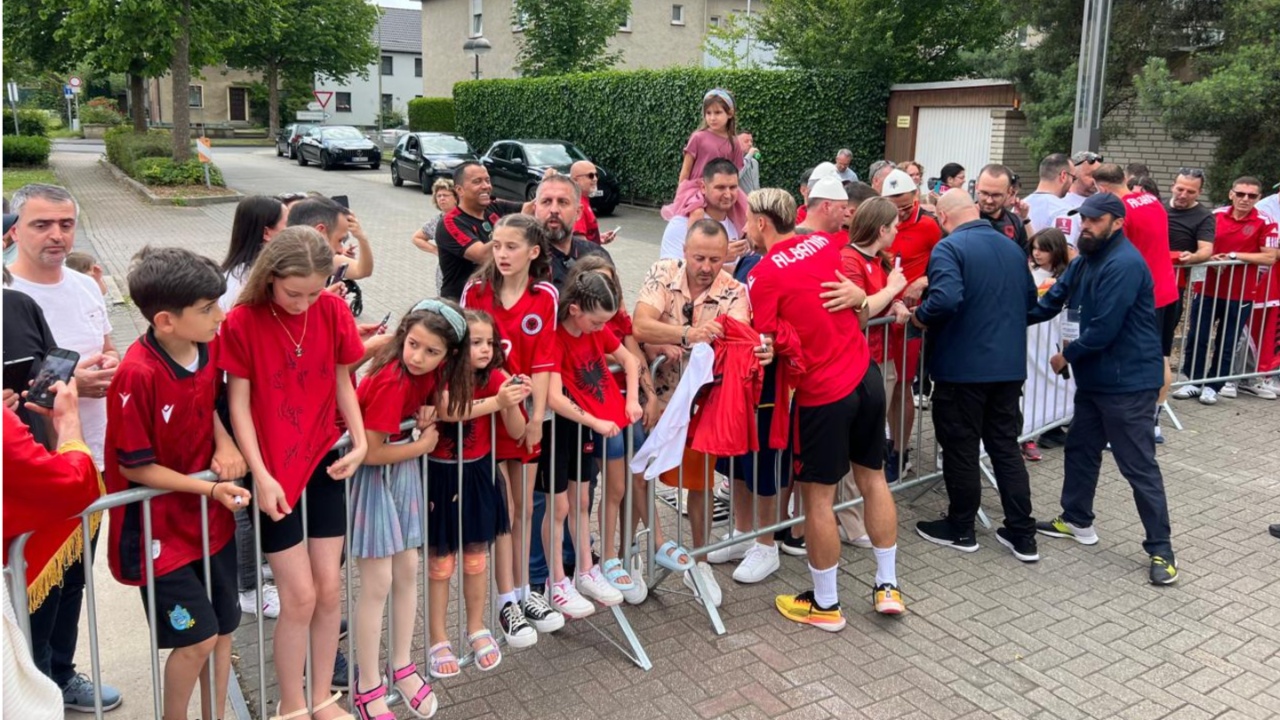 FOTO/ Lojtarët takojnë tifozët para nisjes për në Dyseldorf