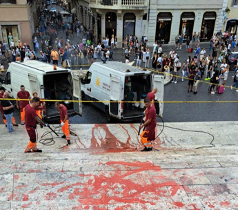 Bojë të kuqe në shkallët e Piazza di Spagna, aktivistët në Romë thirrje kundër dhunës ndaj grave