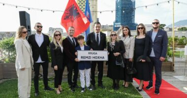 Një rrugë merr emrin e Remzi Hoxhës, Tirana ndjesë publike familjes së sipërmarrësit që u zhduk nga SHIK-u i Berishës në 1995