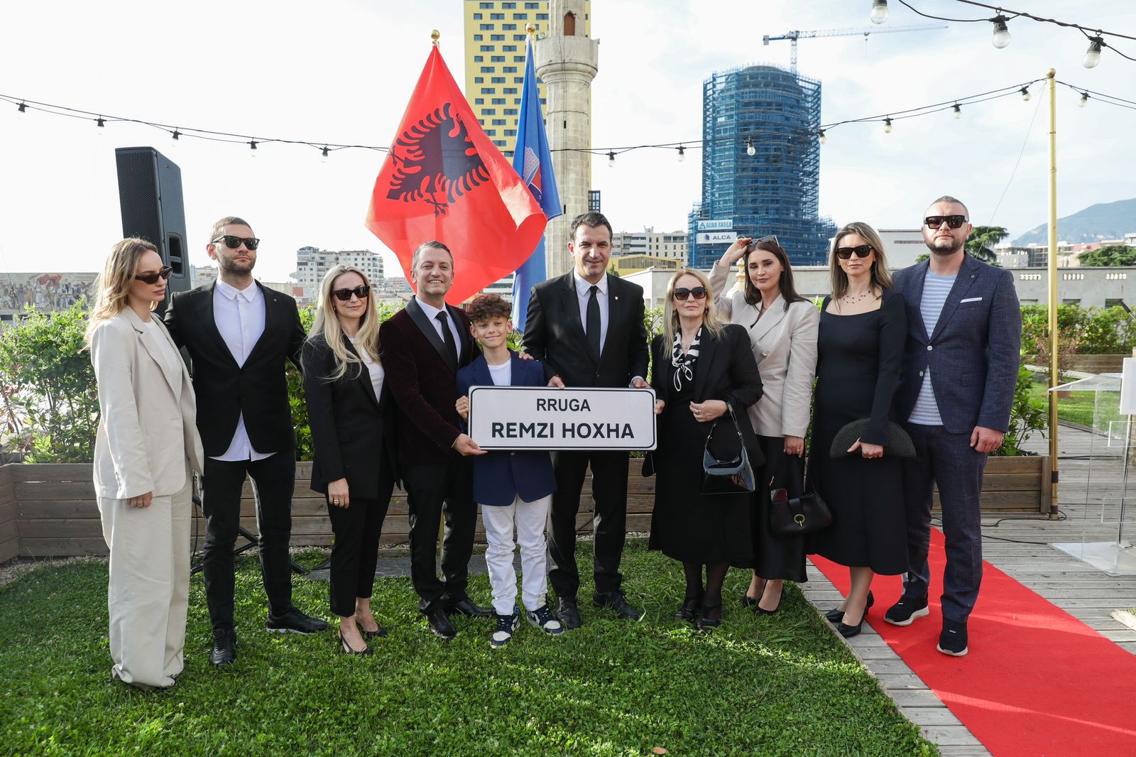 Një rrugë merr emrin e Remzi Hoxhës, Tirana ndjesë publike familjes së sipërmarrësit që u zhduk nga SHIK-u i Berishës në 1995