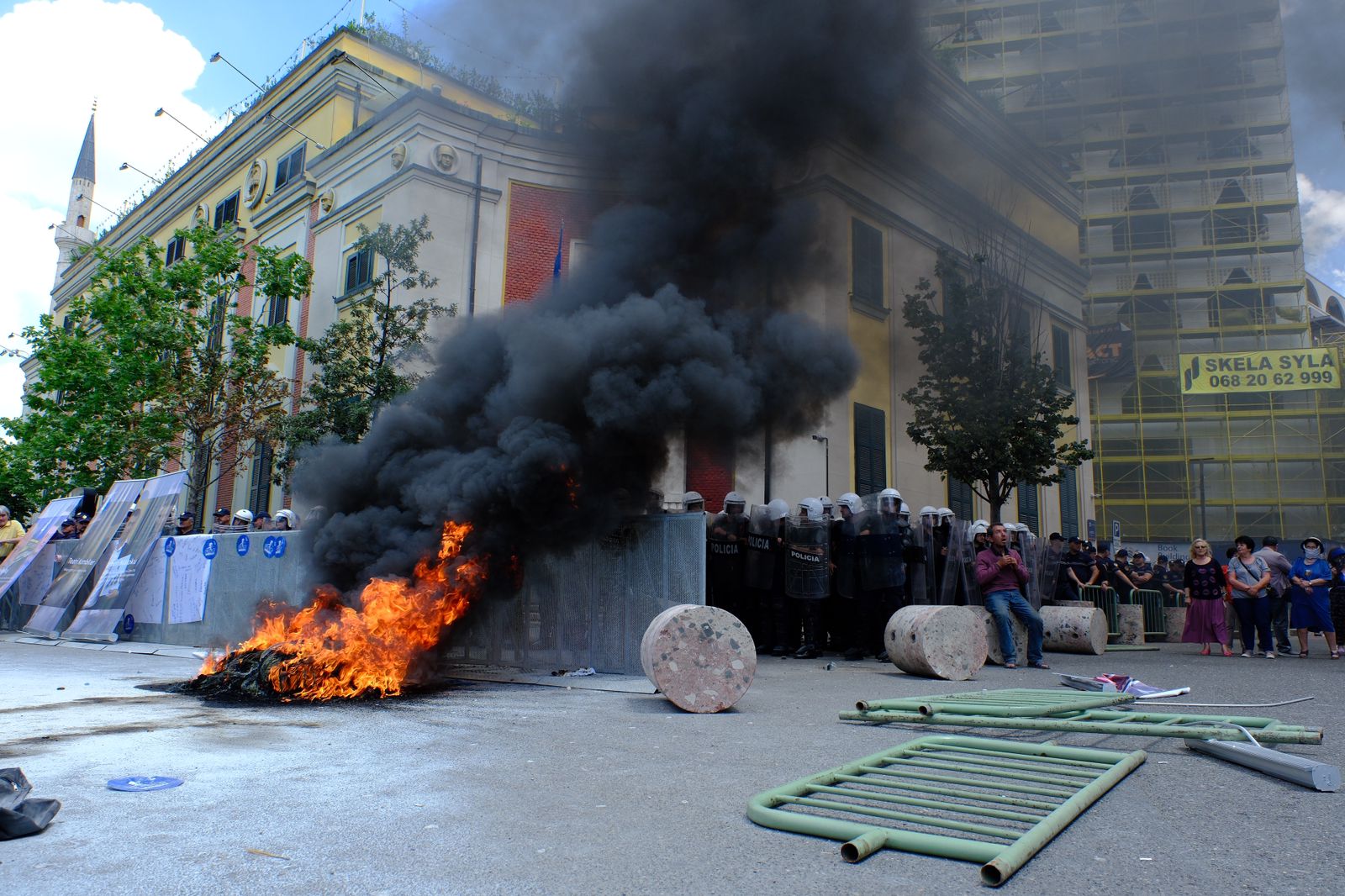 Opozita, zjarr para bashkisë/ Protestuesit e Berishës e Metës djegin goma