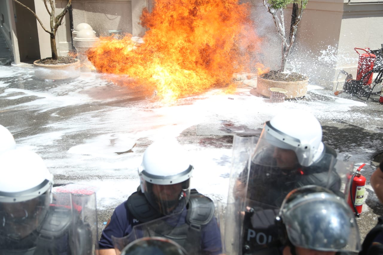 Goma të djegura e molotov para Bashkisë Tiranë, shoqërohen 5 protestues