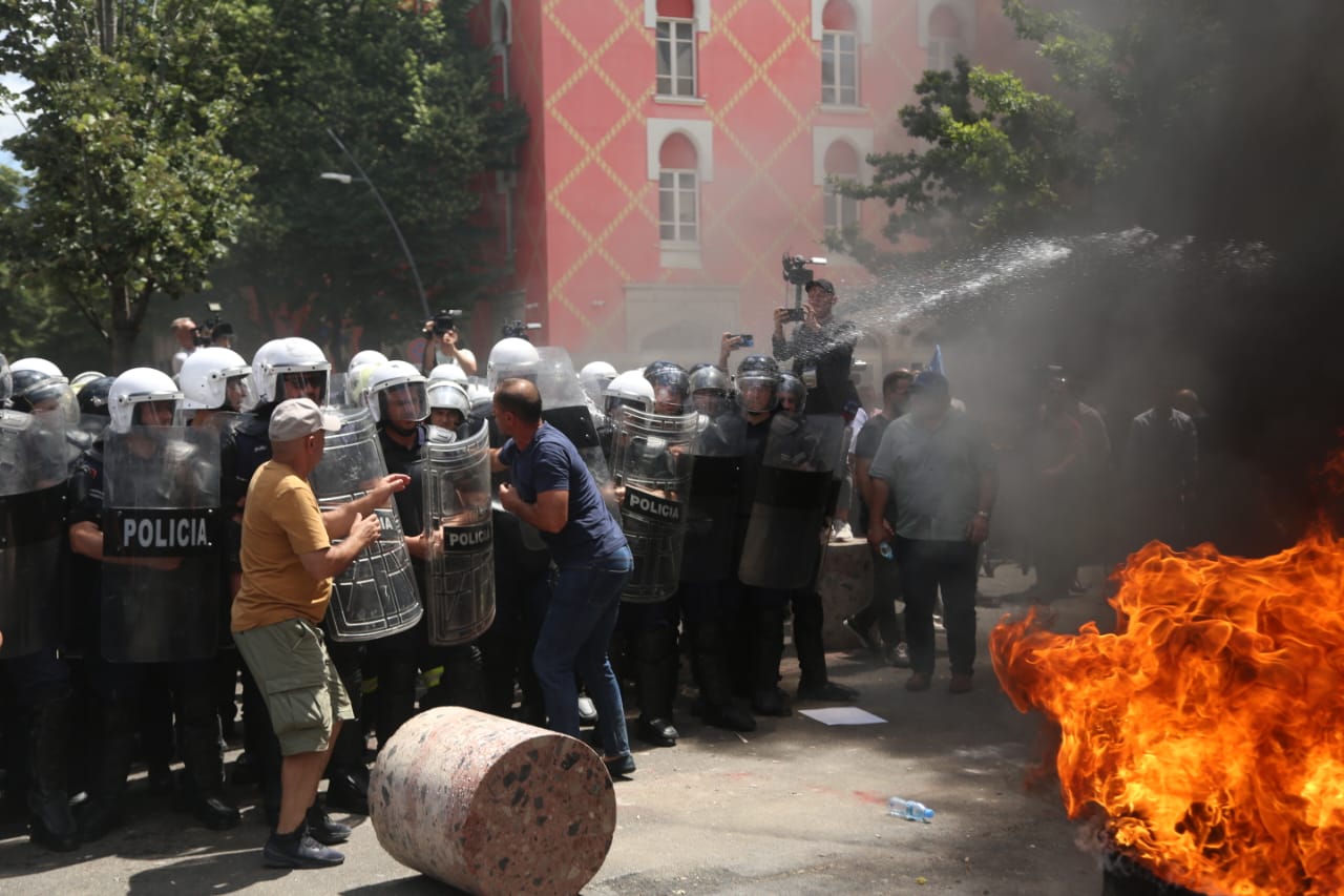 Dhuna, lirohet 39-vjeçari/ Tiranë, Bledar Krasniqi hodhi molotov para bashkisë