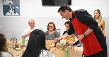 Veliaj shërben drekën e Kurban Bajramit në Qendrën për Personat me Aftësi të Kufizuara: Tirana ka vend për të gjithë