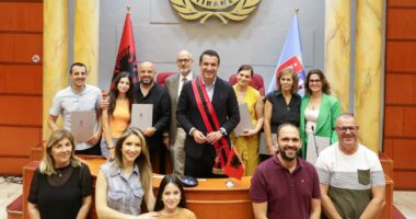 6 qytetarë marrin nënshtetësinë shqiptare, Veliaj: Bashkohemi me misionin për të çuar Shqipërinë përpara