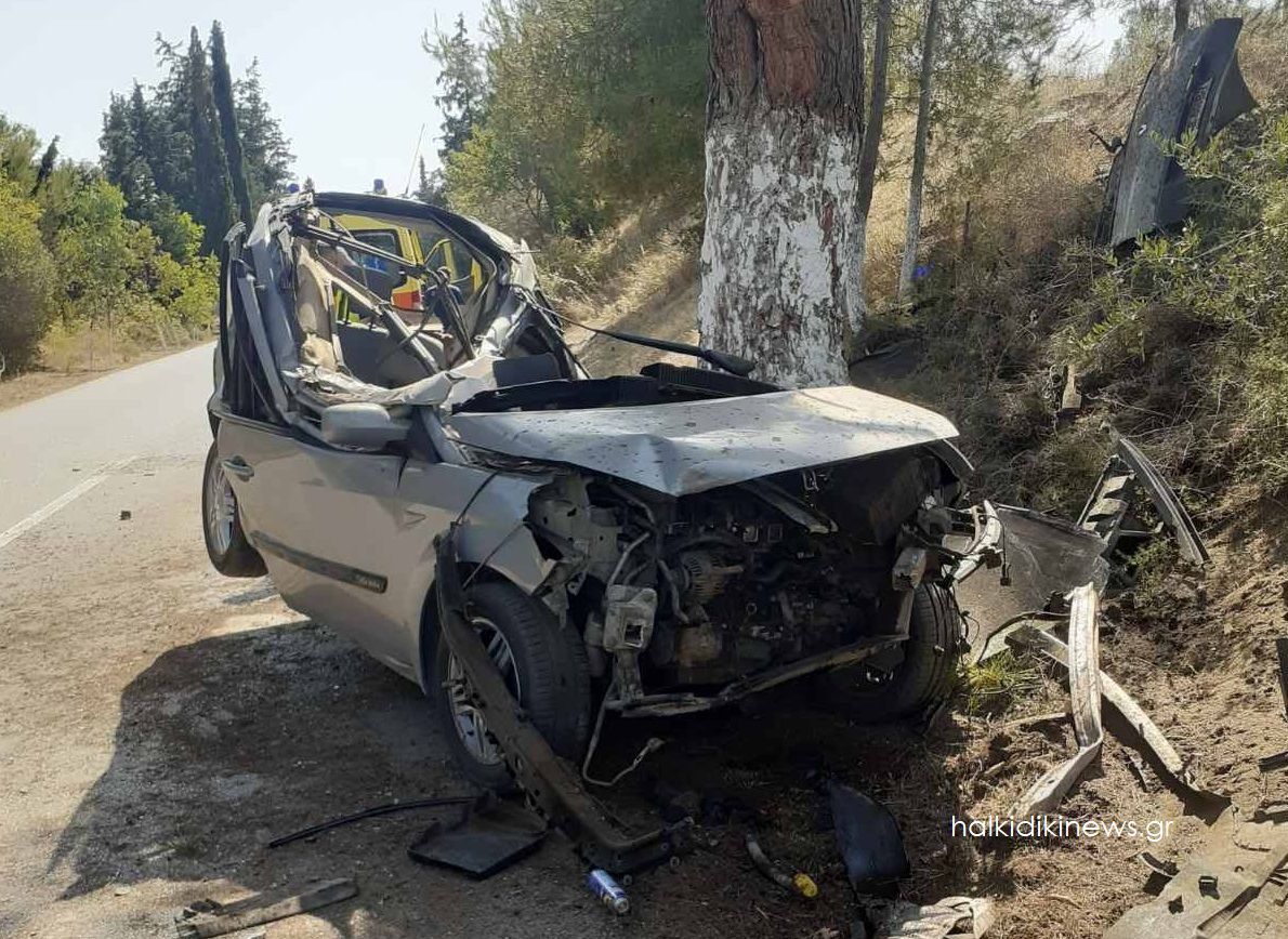 FOTO/ Aksident në Greqi, humb kontrollin e mjetit dhe përplaset me pemën, vdes 25 vjeçari shqiptar