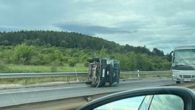 Përplasen dy automjete në Kosovë, katër të lënduar