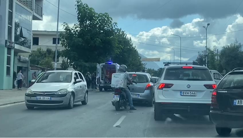 Tiranë, makina humbet kontrollin dhe përplaset me dy të tjera, plagosen tre persona