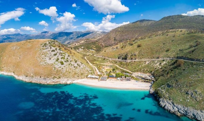 “Daily Express”: Shqipëria, zbuloni disa nga brigjet më të bukura të vendit ballkanik