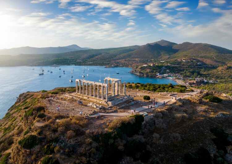 Gjendet në një plazh pranë Athinës trupi i vdekur i një burri me një peshë të lidhur në këmbë