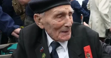 FOTO/ Flota zbarkon veteranët në Francë pas 80 vitesh