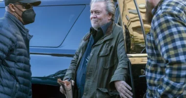 Ish-këshilltari kryesor i Trump, Steve Bannon, dënohet me 4 muaj burg