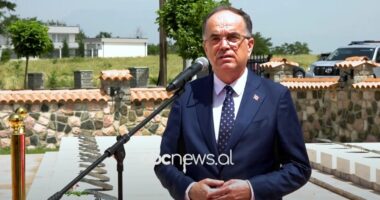 Presidenti nderohet në Deçan/ Begaj merr titullin “Qytetar Nderi” nga komuna