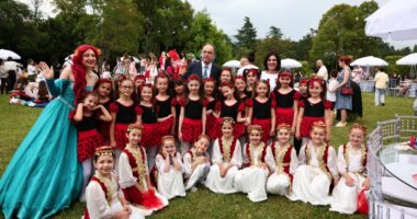 Presidenti Begaj dhe Zonja e Parë presin fëmijët me rastin e 1 Qershorit