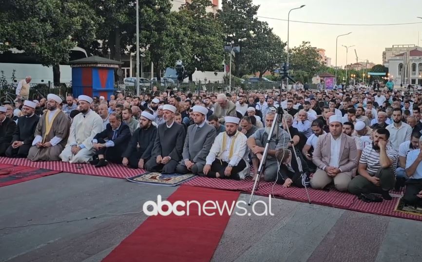 VIDEO/ Festohet Kurban Bajrami, besimtarët myslimanë në të gjithë vendin falin namazin